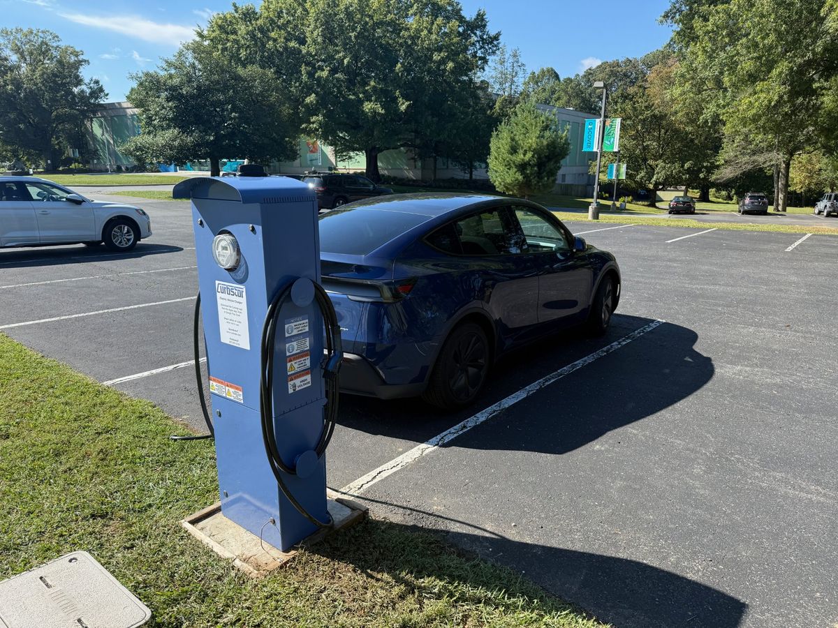 Curbstar charging a car at the Delaware Museum of Nature & Science
